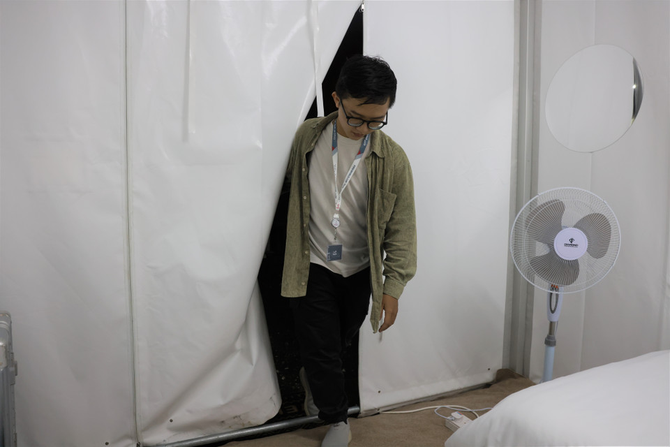 Anh Thái Vũ, cổ động viên đến từ Việt Nam cho biết đã đặt thuê lều ở khu trọ này trong 22 ngày để xem 11 trận đấu, với chi phí là 1.035 USD (khoảng 25 triệu đồng.) (Ảnh: Hải An/Vietnam+)