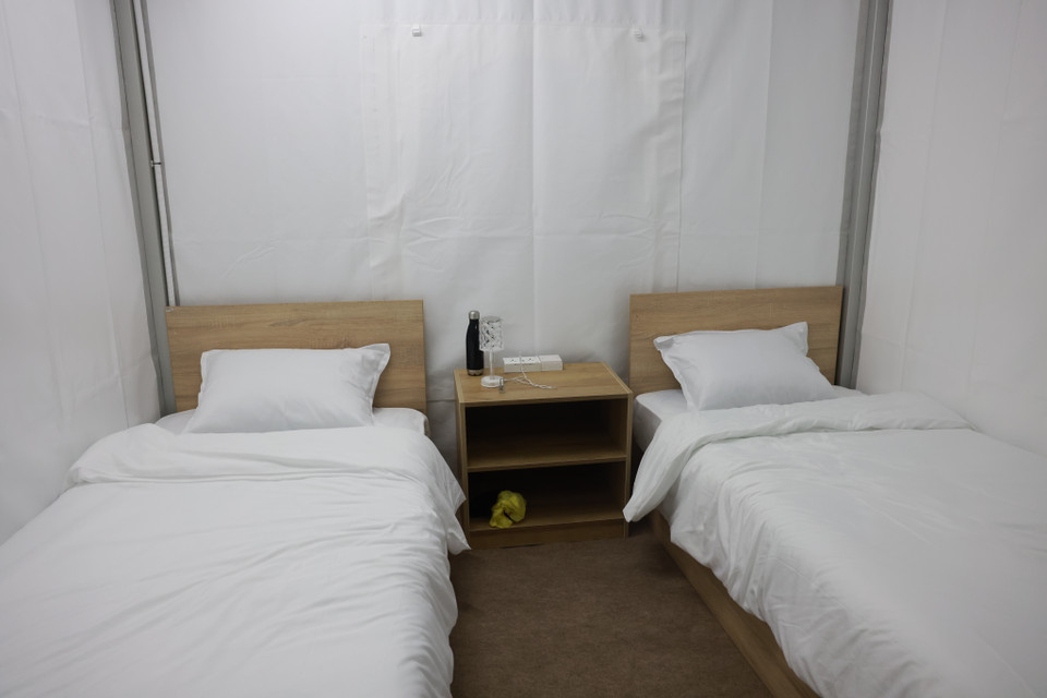 Nhiều người hâm mộ cảm thấy thất vọng với điều kiện sinh hoạt tại khu trọ, khi mỗi căn lều tại đây chỉ có hai chiếc giường gỗ và một ổ điện. (Ảnh: Hải An/Vietnam+)