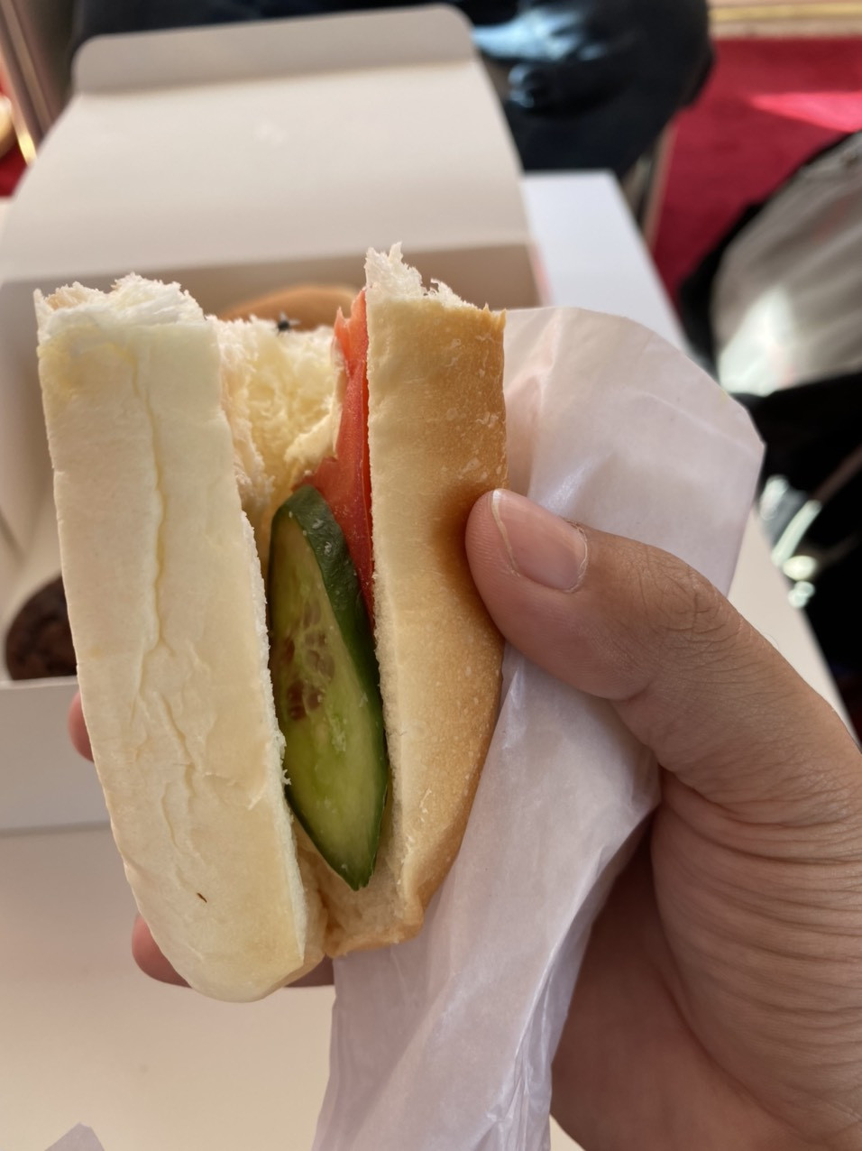 Bữa ăn sáng miễn phí của cổ động viên thuê nhà lều tại khu trọ: một phần bánh mỳ chỉ với dưa leo và cà chua. (Ảnh: Hải An/Vietnam+)