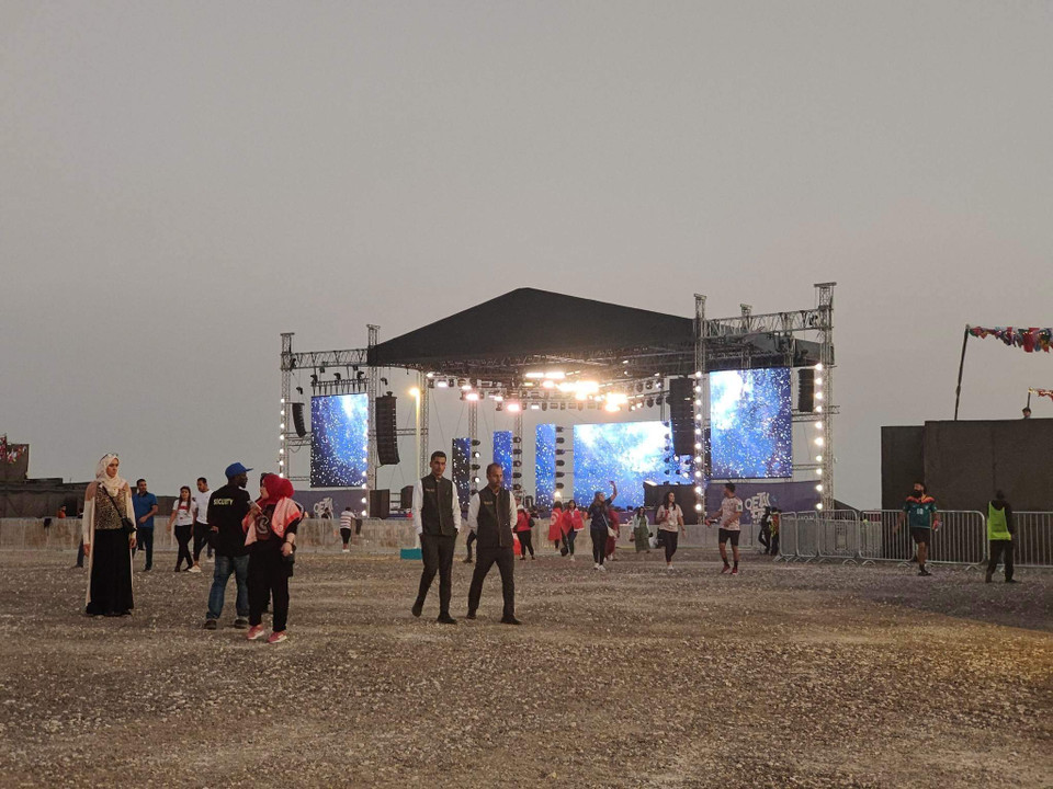 Khu dịch vụ nằm trên một bãi đất trống, với nhiều hàng rào quây quanh các khu vực vẫn đang thi công ngổn ngang. (Ảnh: Hải An/Vietnam+)