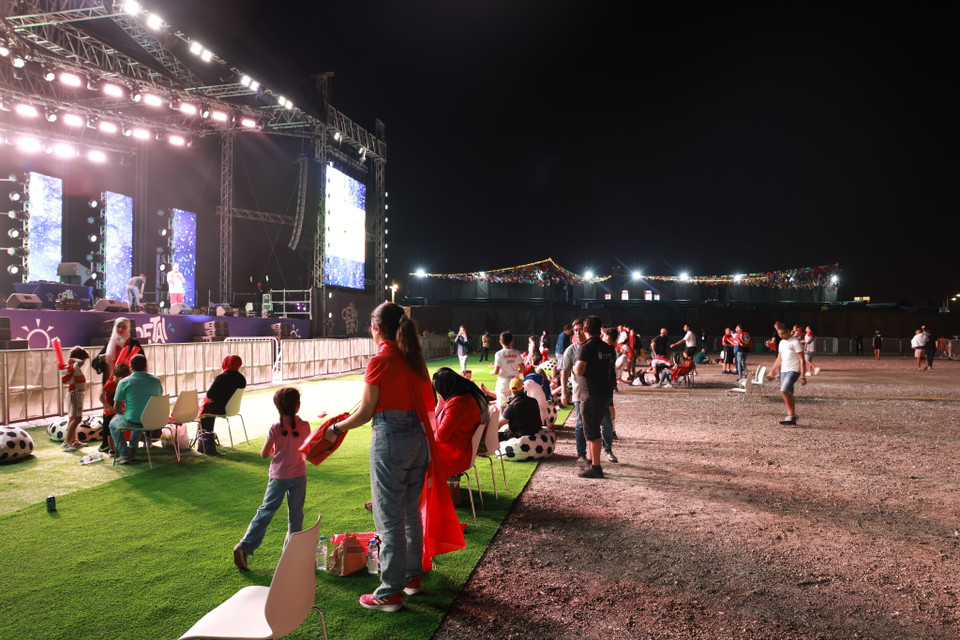 Chỉ có một tấm thảm cỏ nhân tạo được trải trước khu vực sân khấu, còn lại toàn bộ nền đất được rải sỏi, gây nhiều bất tiện cho việc sinh hoạt của các cổ động viên. (Ảnh: Hải An/Vietnam+)