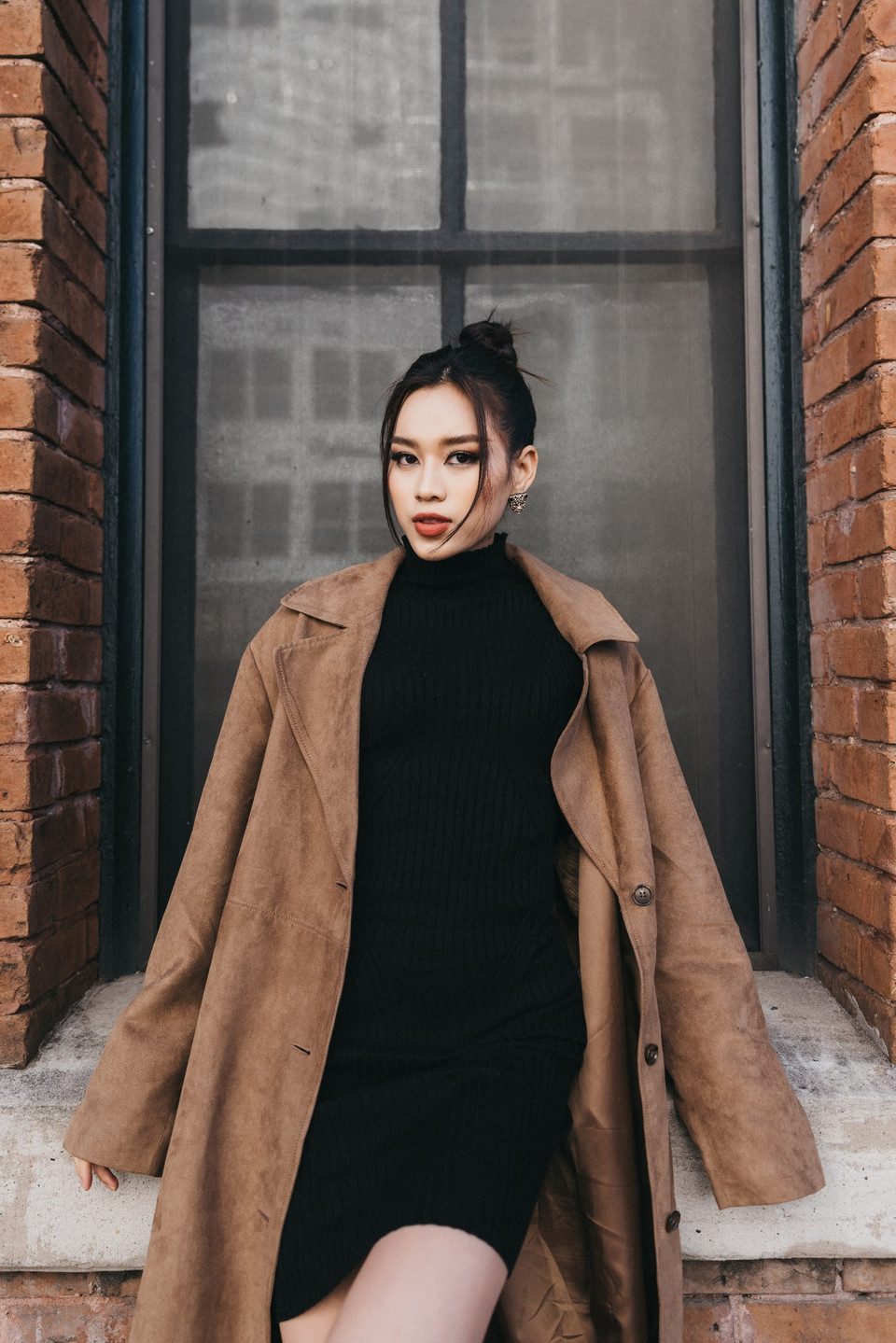 Mới đây, nhan sắc Việt bất ngờ tung bộ ảnh ‘chất lừ’ được thực hiện từ những ngày đầu đặt chân đến thành phố Houston, bang Texas, Mỹ. Đổi mới với phong cách châu Âu thời thượng, Đỗ Thị Hà tận dụng triệt để đôi chân dài 1m11 trong từng bức hình khi sải bước trên đường phố. (Ảnh: CTV/Vietnam+)