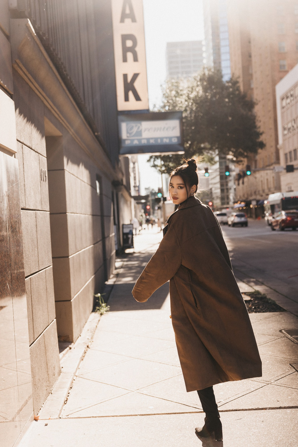 Lần đầu tiên thử sức với lối trang điểm đậm, nhiều ý kiến của cộng đồng mạng cho rằng cô nàng nên xuất hiện với tạo hình này nhiều hơn nữa khi về Việt Nam. (Ảnh: CTV/Vietnam+)