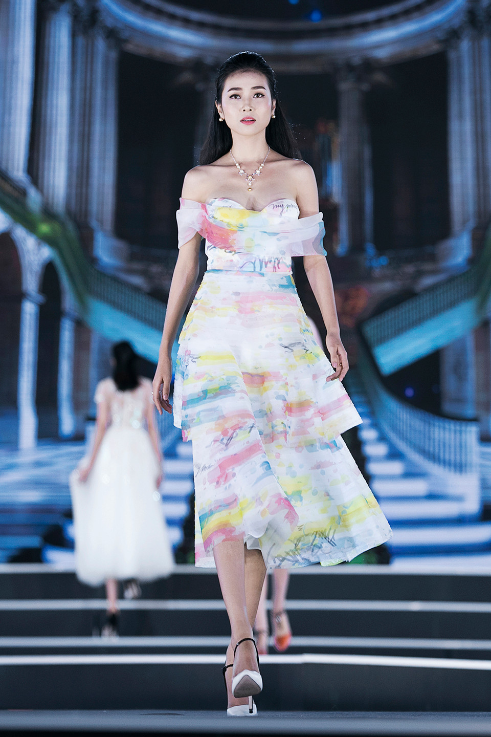 Những tác phẩm hội họa được cách điệu bằng nhiều chất liệu đa dạng và kỹ thuật thời trang cao cấp như in, thêu hay đính kết thủ công tỉ mỉ đầy tính thẩm mỹ và nghệ thuật. (Ảnh: Kiếng Cận)