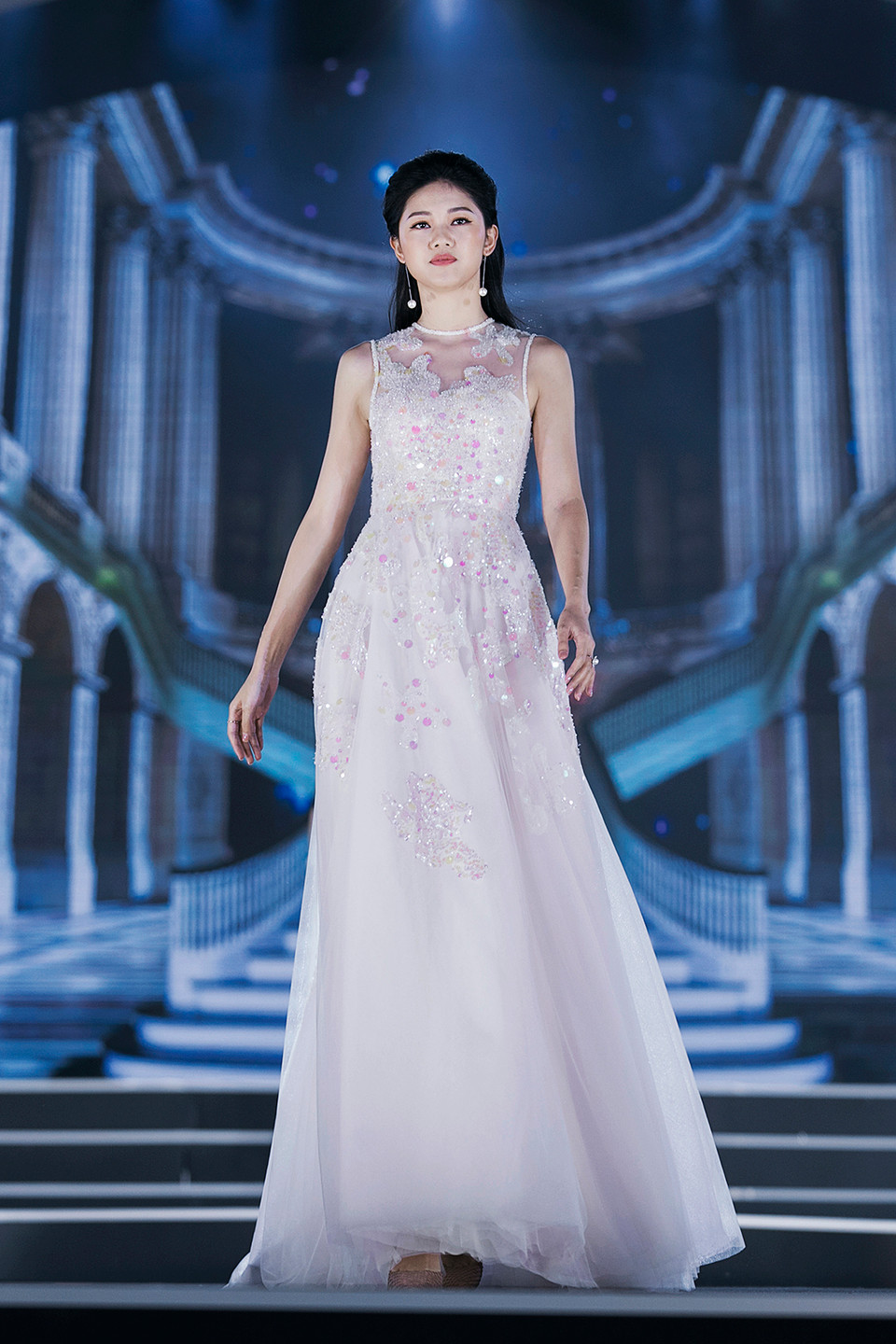Các Hoa hậu, Á hậu, người đẹp cùng 43 thí sinh vòng Chung kết toàn quốc Hoa hậu Việt Nam 2018 xuất hiện lộng lẫy trong bộ sưu tập 'My Portrait' của nhà thiết kế Lê Thanh Hòa. (Ảnh: Kiếng Cận)