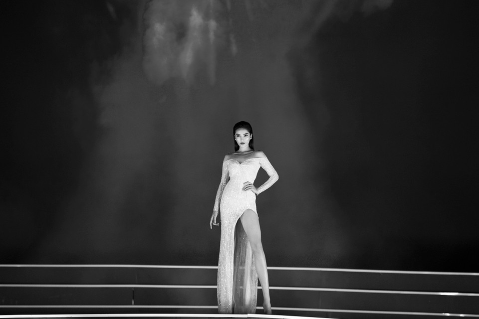 Đảm nhận vị trí mở màn đêm trình diễn thời trang cuối cùng nằm trong chuỗi 'Người đẹp thời trang-Hoa hậu Việt Nam,' là Hoa hậu Việt Nam 2014 Nguyễn Cao Kỳ Duyên. (Ảnh: Kiếng Cận)