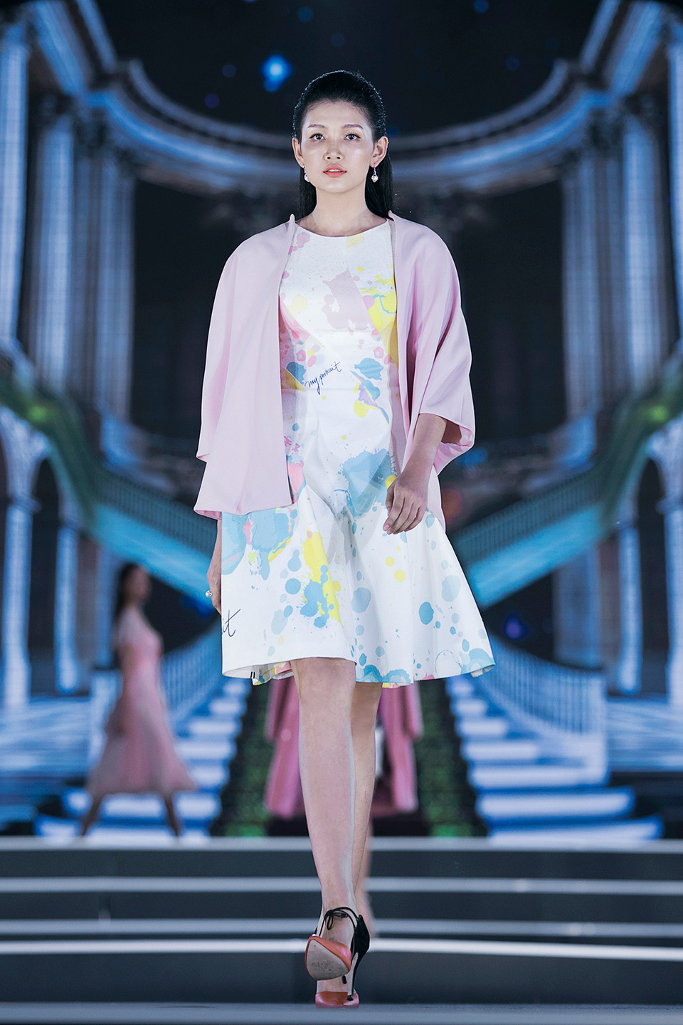 Bộ sưu tập giống như bản hòa sắc nhịp nhàng, mới mẻ với tông màu lấy cảm hứng từ chính con đường sự nghiệp của Picasso như hồng (thời kỳ Hồng), xanh da trời (thời kỳ Xanh) dung hòa với gam màu pastel thanh lịch và trang nhã. (Ảnh: Kiếng Cận)