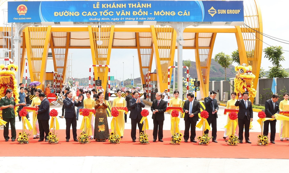 Thủ tướng Phạm Minh Chính và các đại biểu cắt băng khánh thành tuyến đường cao tốc Vân Đồn-Móng Cái. (Ảnh: Dương Giang/TTXVN)