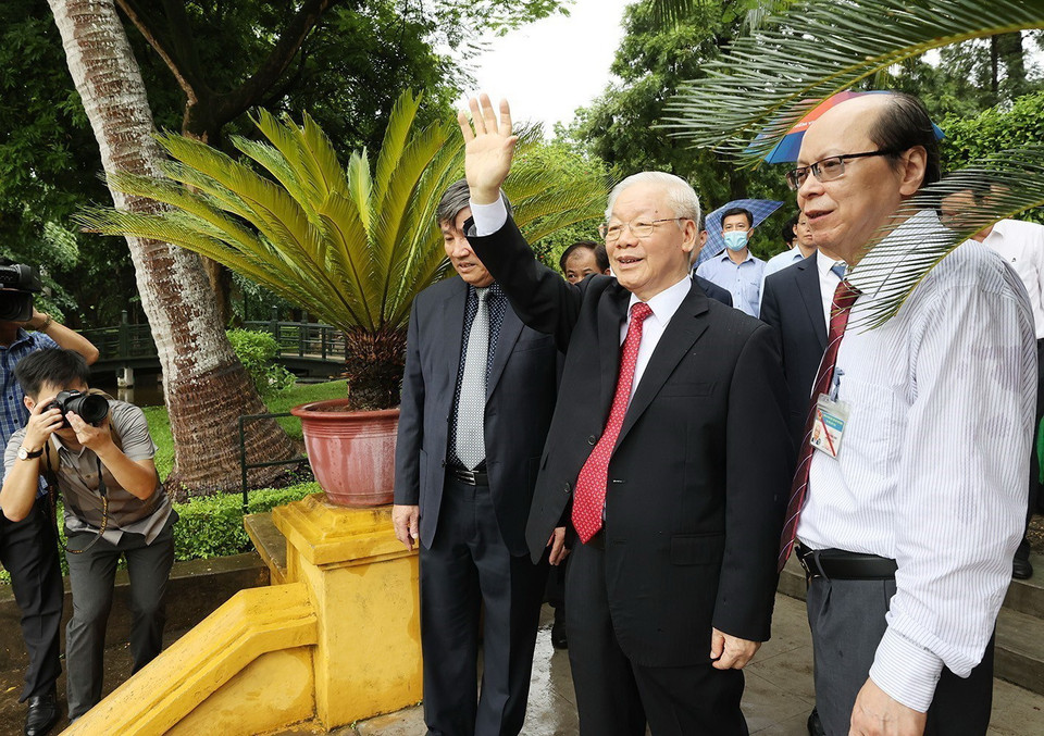 Tổng Bí thư Nguyễn Phú Trọng vẫy chào các tầng lớp nhân dân vào Lăng viếng Chủ tịch Hồ Chí Minh và thăm Nhà sàn Bác Hồ. (Ảnh: Trí Dũng/TTXVN)