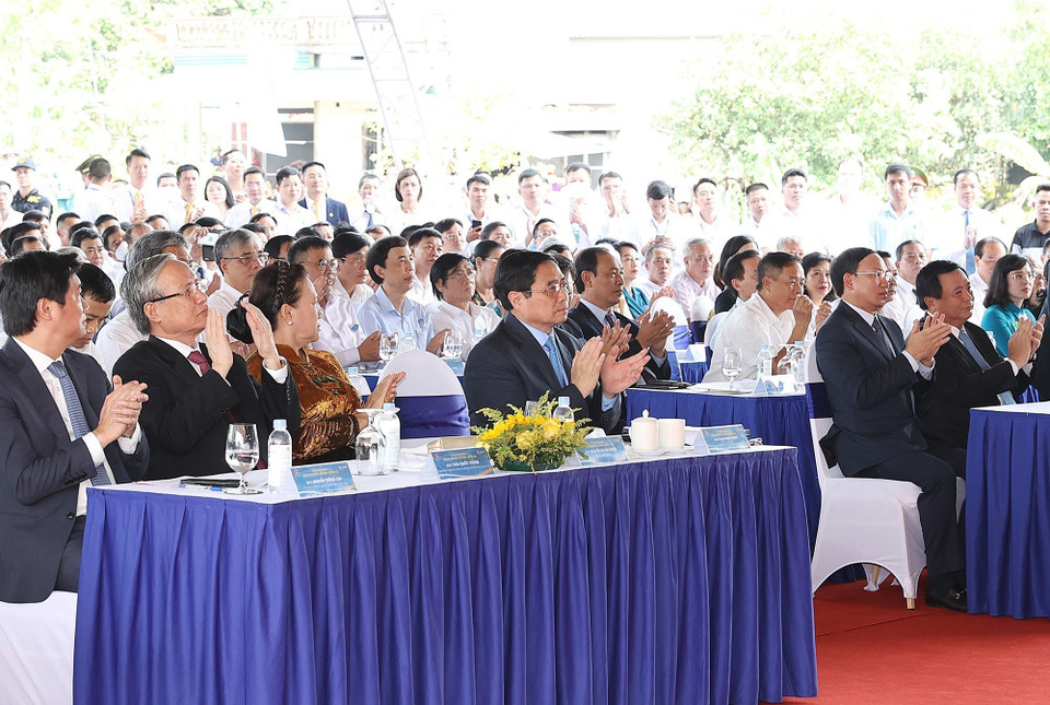 Thủ tướng Phạm Minh Chính và các đại biểu dự lễ khánh thành tuyến đường cao tốc Vân Đồn-Móng Cái. (Ảnh: Dương Giang/TTXVN)