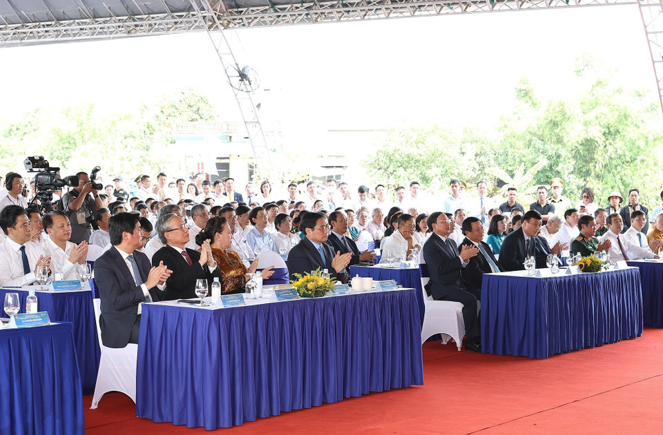 Thủ tướng Phạm Minh Chính và các đại biểu dự lễ khánh thành tuyến đường cao tốc Vân Đồn-Móng Cái. (Ảnh: Dương Giang/TTXVN)