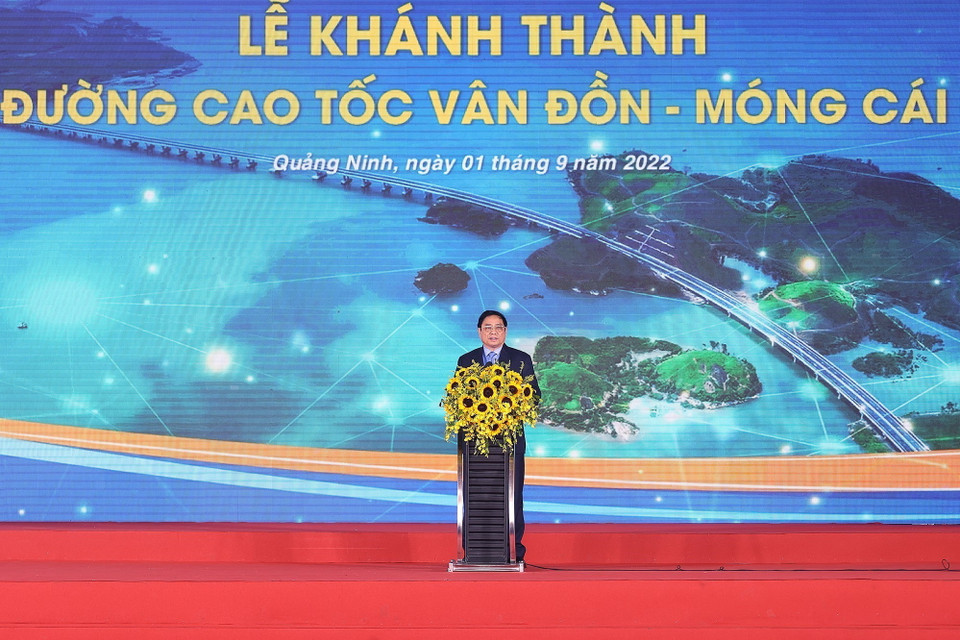Thủ tướng Phạm Minh Chính phát biểu tại lễ khánh thành tuyến đường cao tốc Vân Đồn-Móng Cái. (Ảnh: Dương Giang/TTXVN)