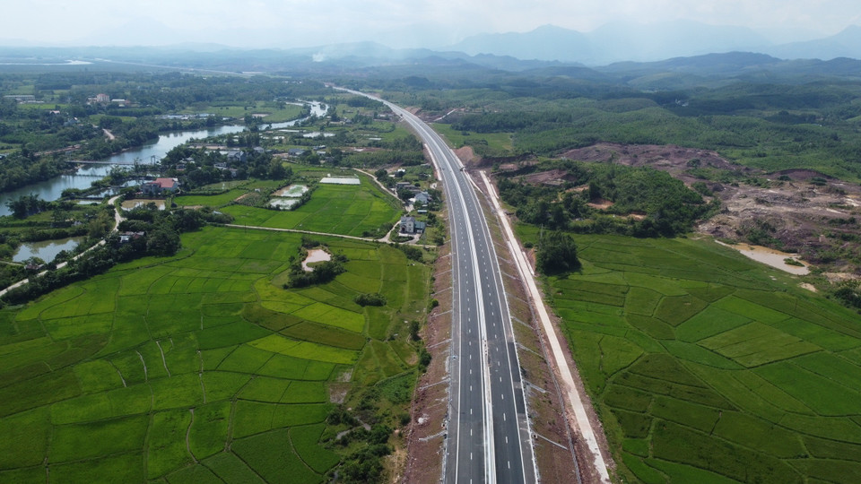 Cao tốc Vân Đồn-Móng Cái chạy qua những cánh đồng xanh mát mắt của huyện Hải Hà. (Ảnh: Huy Hùng/TTXVN)