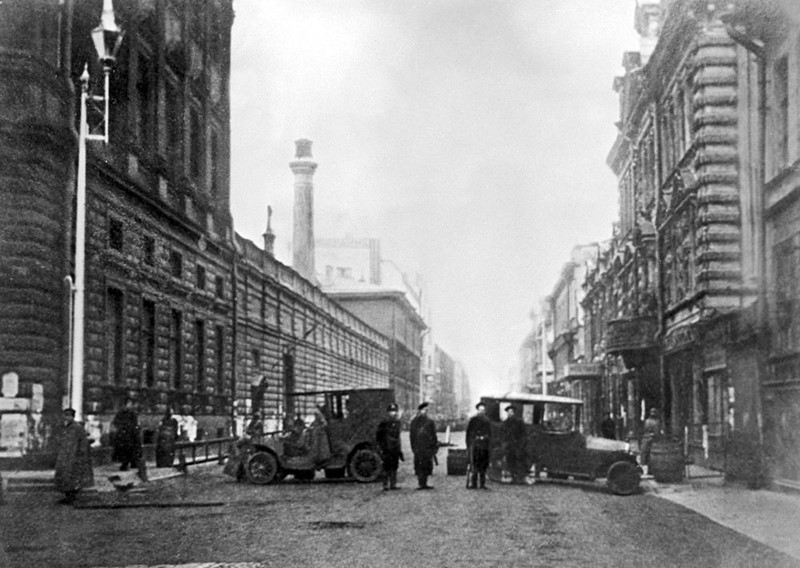 Dựng chướng ngại vật trên đường phố Petrograd trong những ngày Cách mạng Tháng Mười năm 1917. (Ảnh: Tư liệu TTXVN)