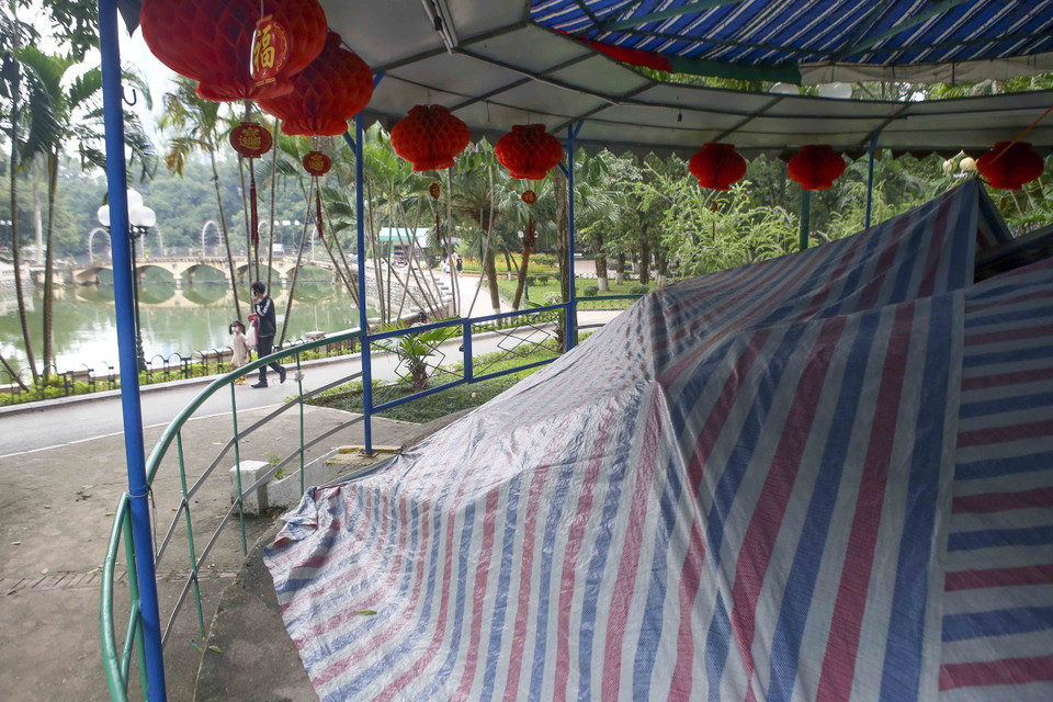 Một số khu vui chơi được phủ bạt từ lâu. (Ảnh: Tuấn Đức/TTXVN)