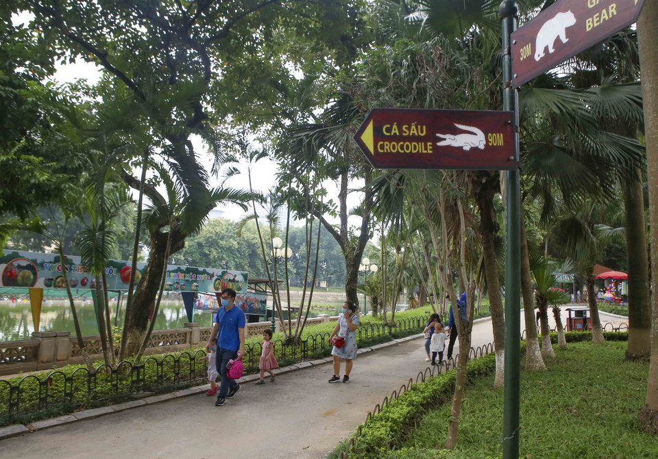 Do ảnh hưởng của dịch bệnh, dù đã mở cửa trở lại nhưng lượng khách đến vườn thú giảm hẳn so với thời điểm trước dịch. (Ảnh: Tuấn Đức/TTXVN)
