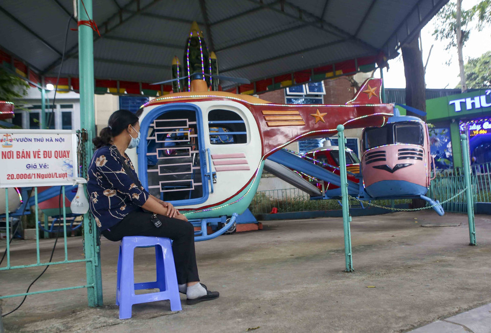 Khu vui chơi cho trẻ em trong Vườn thú Hà Nội vắng bóng người đến. (Ảnh: Tuấn Đức/TTXVN)
