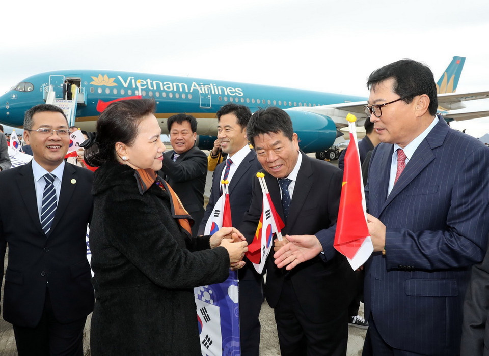 Lễ đón Chủ tịch Quốc hội Nguyễn Thị Kim Ngân tại sân bay quân sự Gim Hae. (Ảnh: Trọng Đức/TTXVN)