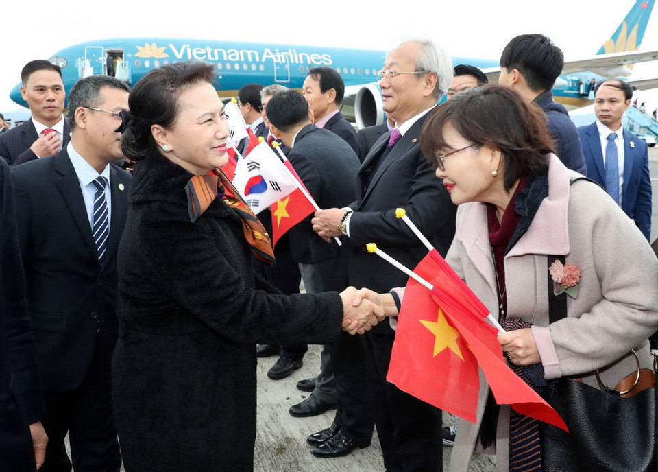 Lễ đón Chủ tịch Quốc hội Nguyễn Thị Kim Ngân tại sân bay quân sự Gim Hae. (Ảnh: Trọng Đức/TTXVN)