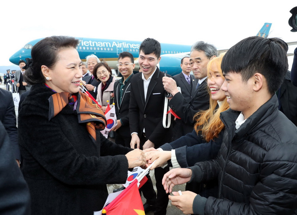 Lễ đón Chủ tịch Quốc hội Nguyễn Thị Kim Ngân tại sân bay quân sự Gim Hae. (Ảnh: Trọng Đức/TTXVN)