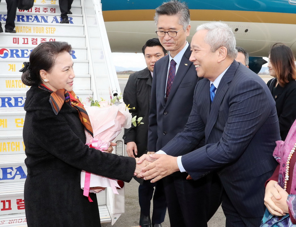 Lễ đón Chủ tịch Quốc hội Nguyễn Thị Kim Ngân tại sân bay quân sự Gim Hae. (Ảnh: Trọng Đức/TTXVN)