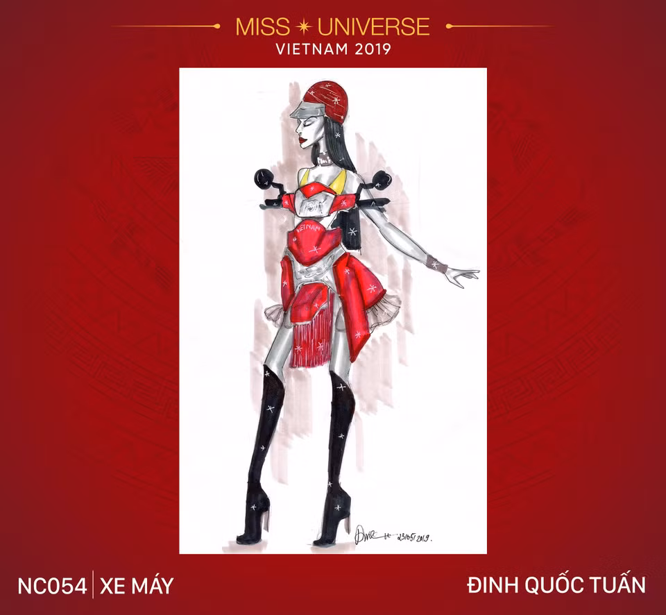Phương tiện giao thông không phải là chủ đề mới tại Miss Universe nhưng Đinh Quốc Tuấn (sinh năm 2002, Thái Nguyên) vẫn muốn mang ‘Xe máy’ – loại phương tiện giao thông phổ biến nhất tại Việt Nam đến với cuộc thi. Hình ảnh nón bảo hiểm mang lại nhiều cảm xúc cho khán giả vì bất cứ ai khi ra đường cũng đều phải sử dụng. Cách điệu hình ảnh xe máy trở thành trang phục mặc lên người, bài thi là sự sáng tạo độc đáo của Quốc Tuấn dù chỉ mới 18 tuổi. 