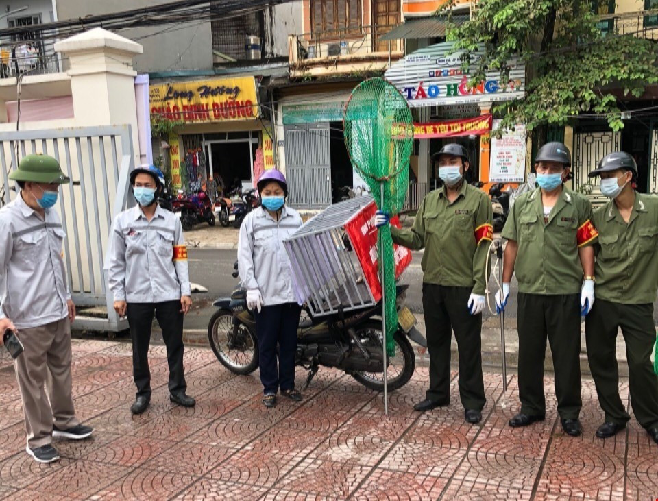 Chó thả rông bị bắt nhằm đảm bảo an toàn cho cộng đồng. (Ảnh TTXVN phát)