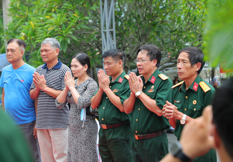 Đông đảo người dân, cựu chiến binh, người dân đến Nghĩa trang Liệt sỹ Quốc gia Vị Xuyên tưởng niệm, tri ân các liệt sỹ. (Ảnh: Hoàng Hiếu/TTXVN)