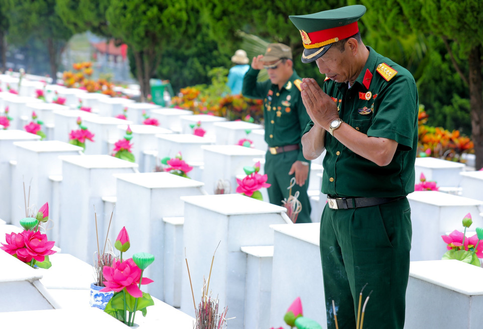 Các cựu binh thắp hương, tưởng nhớ đồng đội đã nằm lại Mặt trận Vị Xuyên. (Ảnh: Hoàng Hiếu/TTXVN)