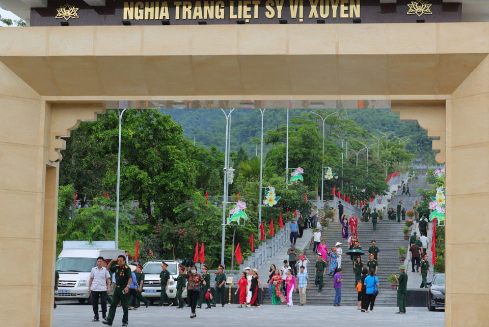 Đông đảo người dân, cựu chiến binh, người dân đến Nghĩa trang Liệt sỹ Quốc gia Vị Xuyên tưởng niệm các liệt sỹ. (Ảnh: Hoàng Hiếu/TTXVN)