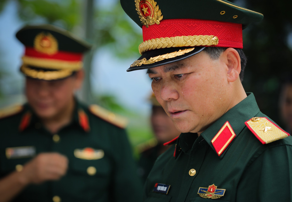 Thiếu tướng Phạm Trường Sơn, Phó Tổng Tham mưu trưởng Quân đội Nhân dân Việt Nam tưởng nhớ, tri ân các liệt sỹ đã hy sinh trong Cuộc chiến đấu bảo vệ biên giới phía Bắc. (Ảnh: Hoàng Hiếu/TTXVN)