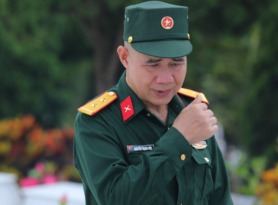 Một cựu binh xúc động khi tìm thấy mộ trung đội trưởng hy sinh trong cuộc chiến bảo vệ biên giới phía Bắc. (Ảnh: Hoàng Hiếu/TTXVN)