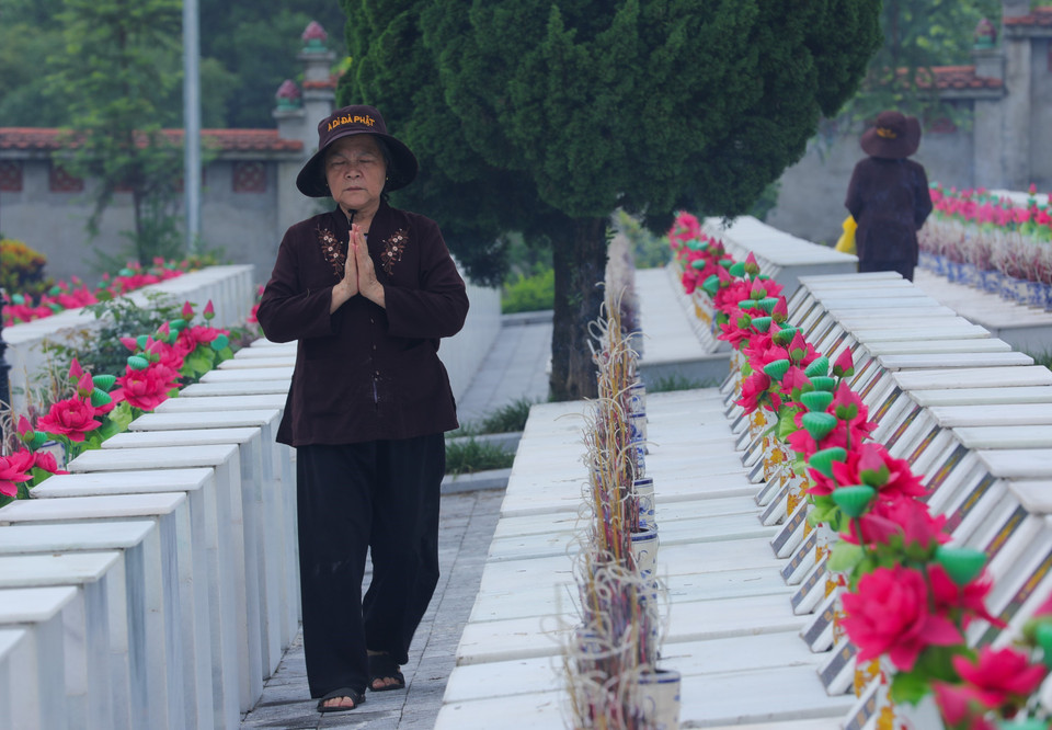 Người dân tưởng nhớ, tri ân các liệt sỹ hy sinh đã nằm lại Vị Xuyên. (Ảnh: Hoàng Hiếu/TTXVN)