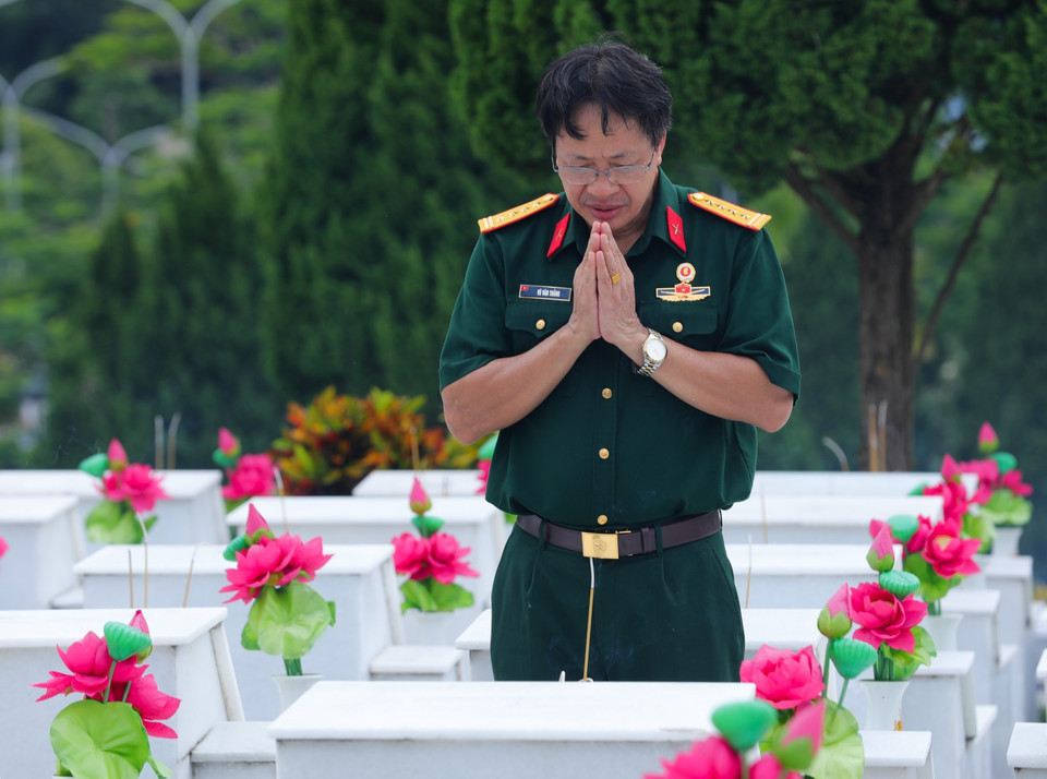 Cựu binh Vũ Văn Thắng (Cục Quân huấn, Bộ Tổng tham mưu) tưởng nhớ các đồng đội đã hy sinh trong Cuộc chiến đấu bảo vệ biên giới phía Bắc. (Ảnh: Hoàng Hiếu/TTXVN)
