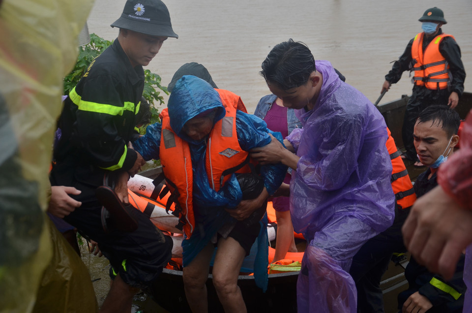 Lực lượng Cảnh sát Phòng cháy chữa cháy và cứu nạn cứu hộ-Công an tỉnh Gia Lai cứu hộ 14 hộ dân đến nơi an toàn. (Ảnh: Quang Thái/TTXVN) 