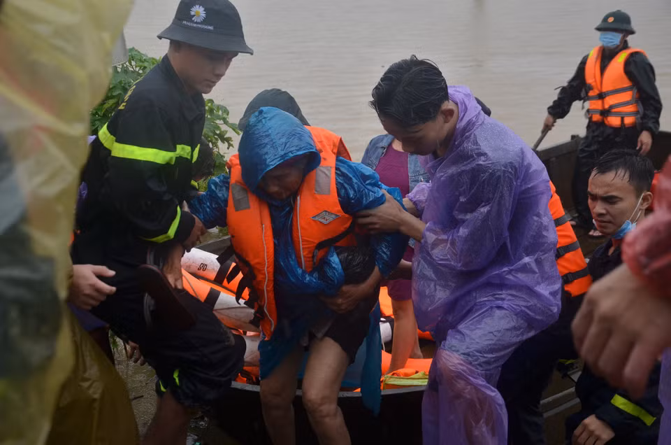 Lực lượng Cảnh sát Phòng cháy chữa cháy và cứu nạn cứu hộ-Công an tỉnh Gia Lai cứu hộ 14 hộ dân đến nơi an toàn. (Ảnh: Quang Thái/TTXVN) 