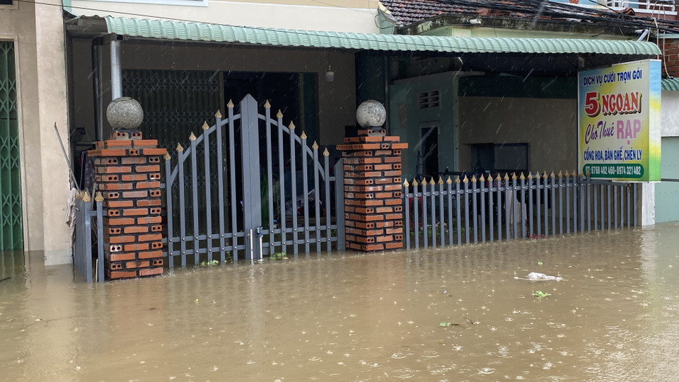 Nhà người dân huyện Tuy Phước, tỉnh Bình Định bị ngập sâu. (Ảnh: Tường Quân/TTXVN)