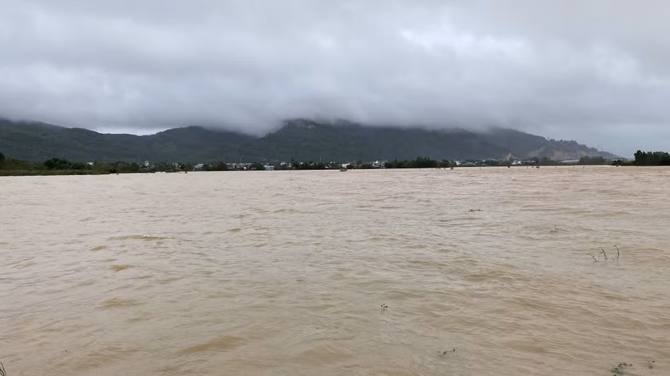 Nhiều khu vực tại thành phố Quy Nhơn, tỉnh Bình Định bị ngập trong nước lũ. (Ảnh: Tường Quân/TTXVN)