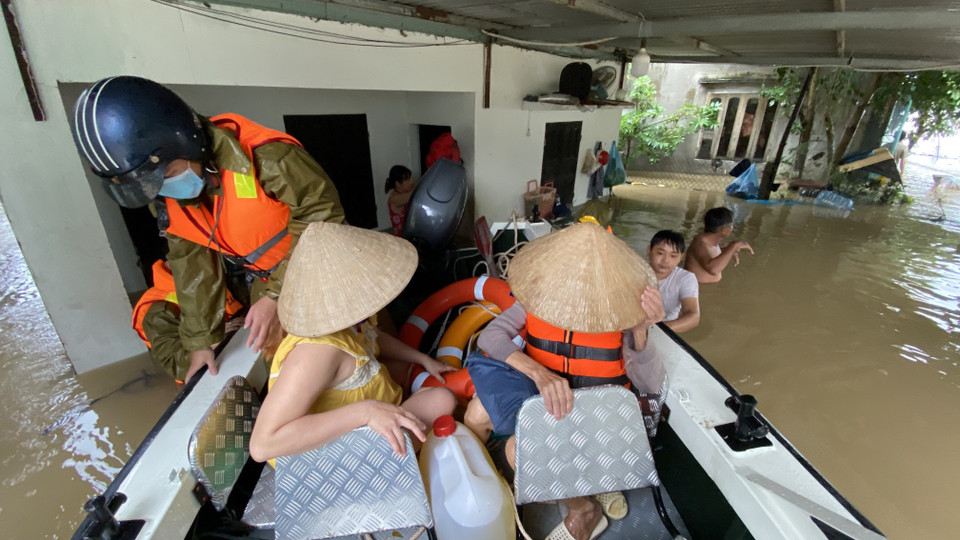 Công an huyện Tuy Phước, tỉnh Bình Định hỗ trợ di dời người dân xã Phước Nghĩa. (Ảnh: Tường Quân/TTXVN)