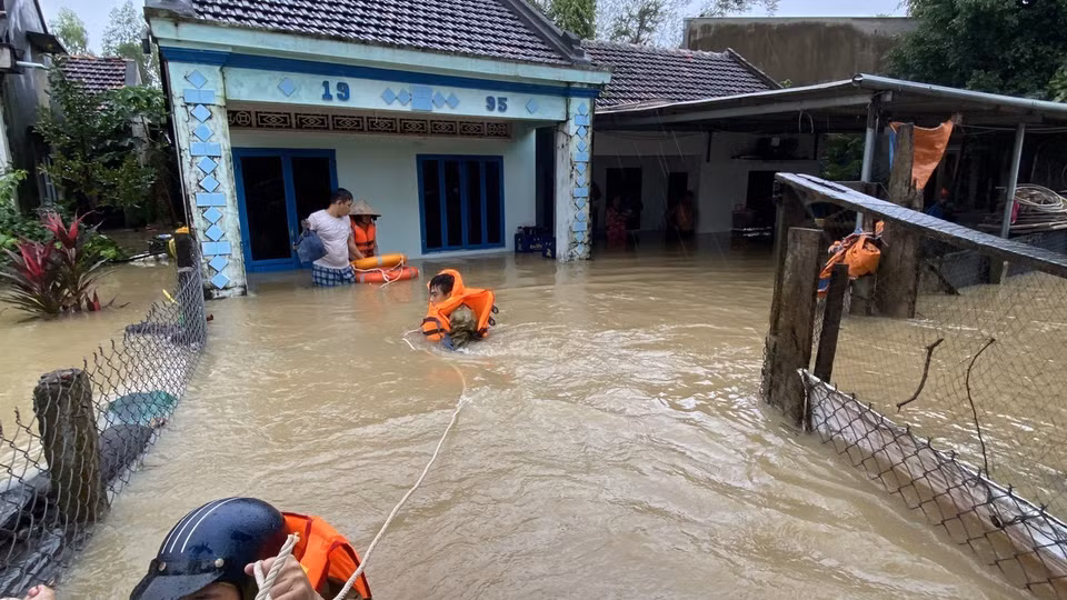 Người dân huyện Tuy Phước, tỉnh Bình Định được lực lượng chức năng hỗ trợ di dời đến nơi an toàn. (Ảnh: Tường Quân/TTXVN)