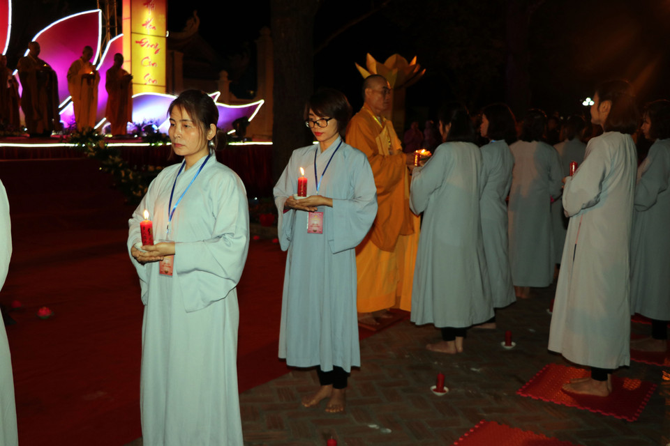  Thực hiện nghi lễ truyền đăng. (Ảnh: Mạnh Tú/TTXVN)