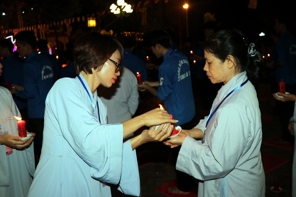  Thực hiện nghi lễ truyền đăng. (Ảnh: Mạnh Tú/TTXVN)