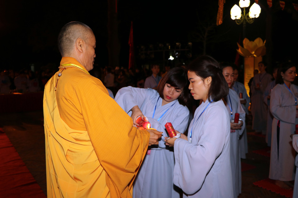 Thực hiện nghi lễ truyền đăng. (Ảnh: Mạnh Tú/TTXVN)