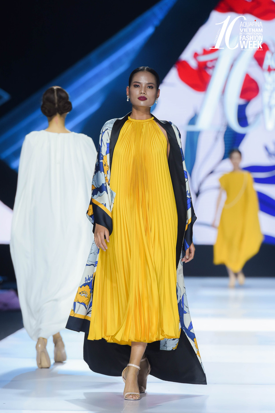 Lụa tơ tằm, chiffon, tweed và satin là những chất liệu được nhà thiết kế Adrian Anh Tuấn lựa chọn sử dụng cho bộ sưu tập lần này. (Ảnh: CTV/Vietnam+)