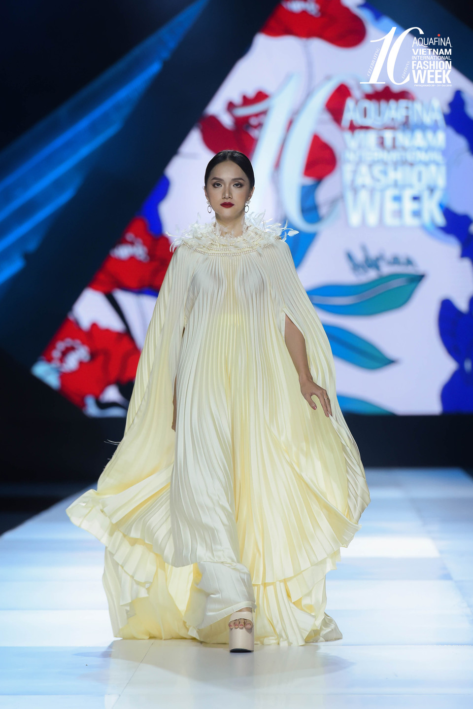 Là gương mặt được nhiều nhà thiết kế tin tưởng lựa chọn vào vị trí vedette trong các show trình diễn của Tuần lễ Thời trang Quốc tế Việt Nam, lần này, Hoa hậu Hương Giang được thương hiệu Valenciani giao vai trò vedette trong bộ sưu tập 'Yên.' (Ảnh: CTV/Vietnam+)