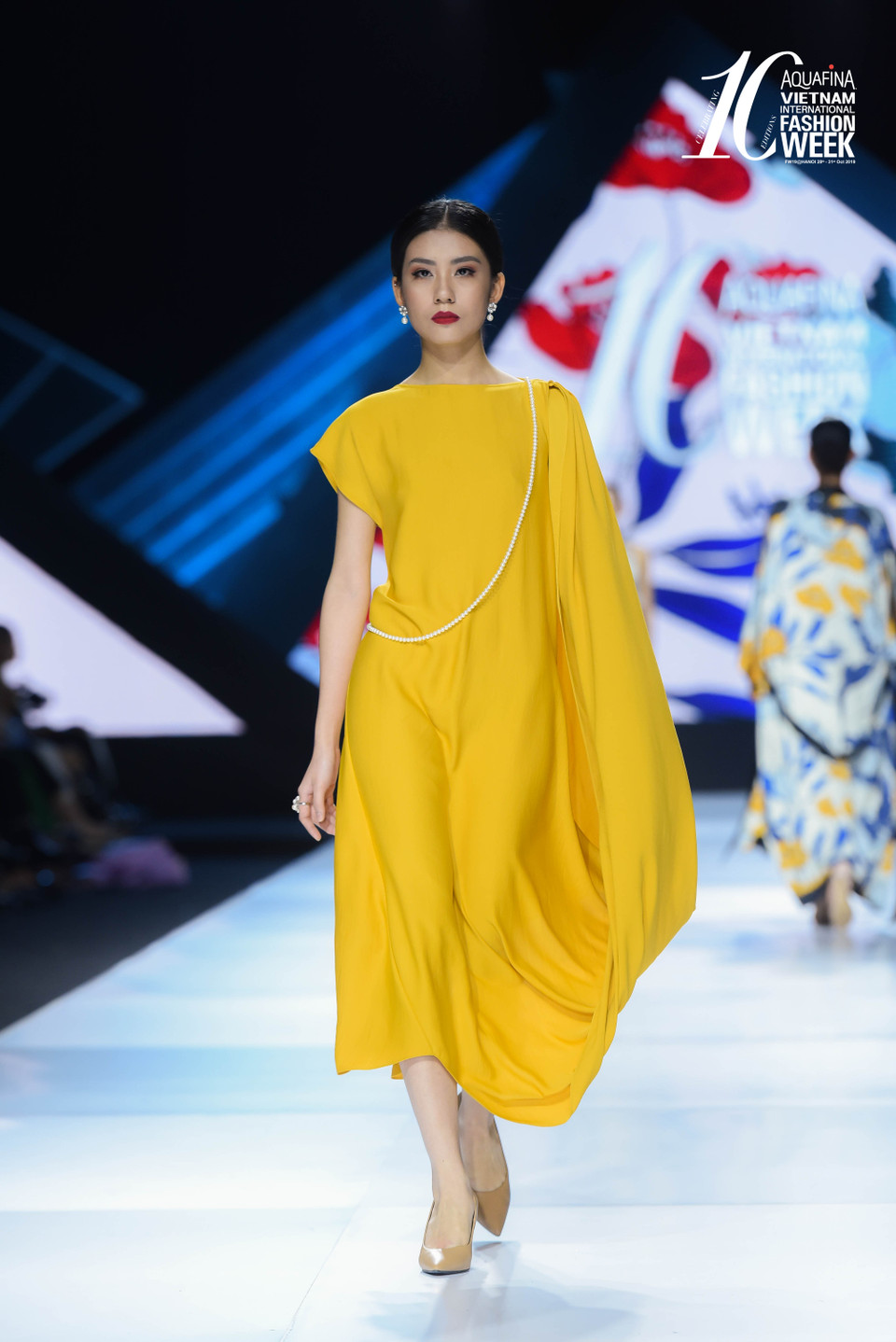 Những bước trình diễn catwalk của các người mẫu nhẹ nhàng, tạo liên tưởng đến những bước đi của các nhà sư khất thực. Những hình ảnh đó khiến cho khán giả cảm nhận được sự thanh tịnh và an lạc trong tâm hồn. (Ảnh: CTV/Vietnam+)