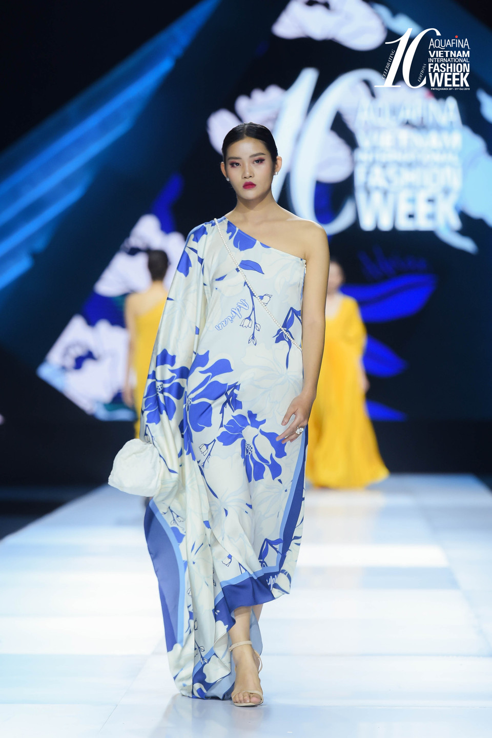 Adrian Anh Tuấn cũng mong muốn người phụ nữ của anh có thể giải phóng bản thân khỏi những hình tượng gò bó khi trải nghiệm những thiết kế. (Ảnh: CTV/Vietnam+)