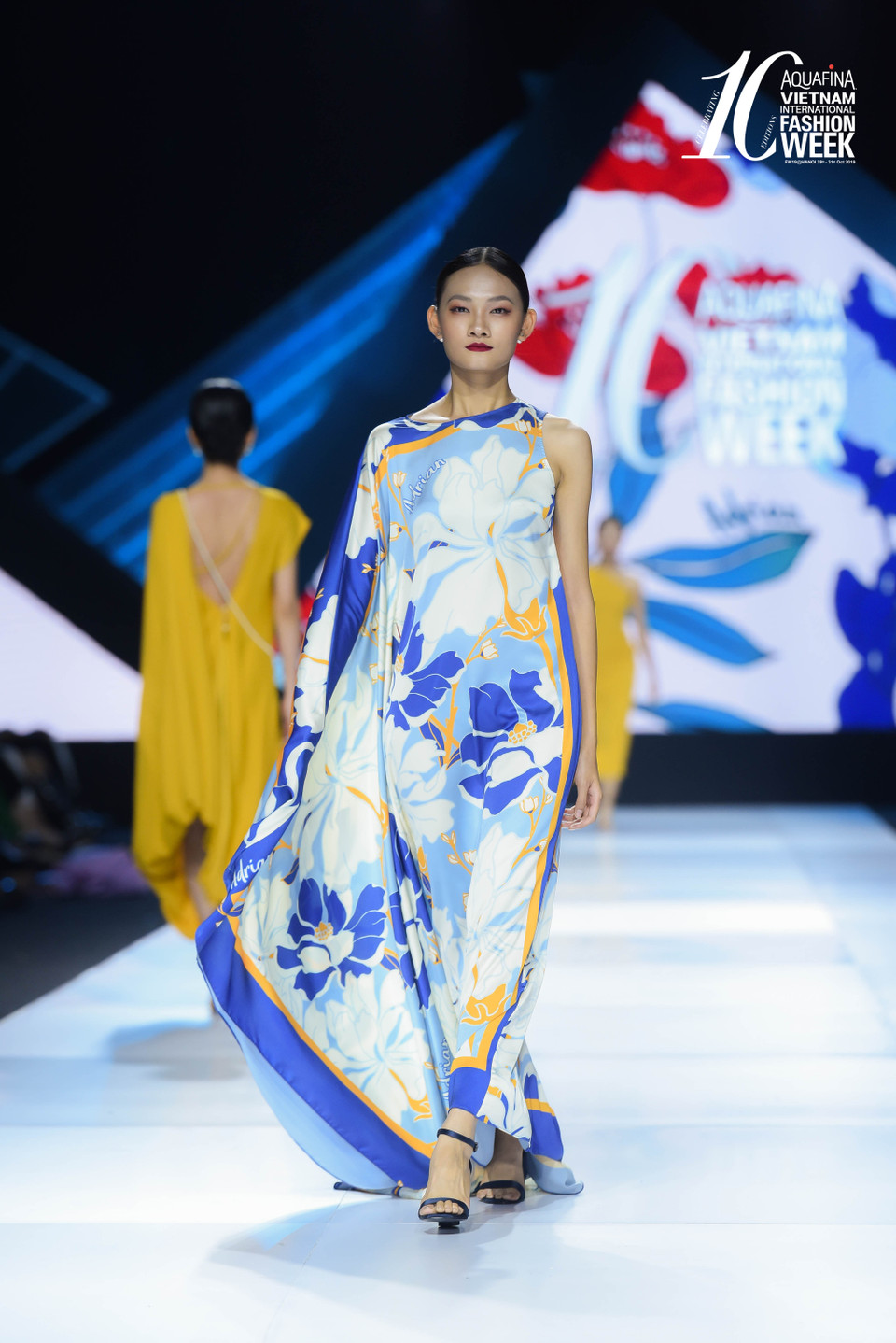 Đặc biệt, âm nhạc được sử dụng cho màn trình diễn chính là sự kết hợp giữa những cái truyền thống và hiện đại. Chất liệu âm nhạc điện tử với những bản nhạc Việt Nam có tiết tấu đương đại hòa quyện cùng giọng hát đầy mê hoặc, cộng hưởng với hiệu ứng ánh sáng sân khấu và người mẫu đã tạo nên một bức tranh không gian nơi chùa chiền. (Ảnh: CTV/Vietnam+)