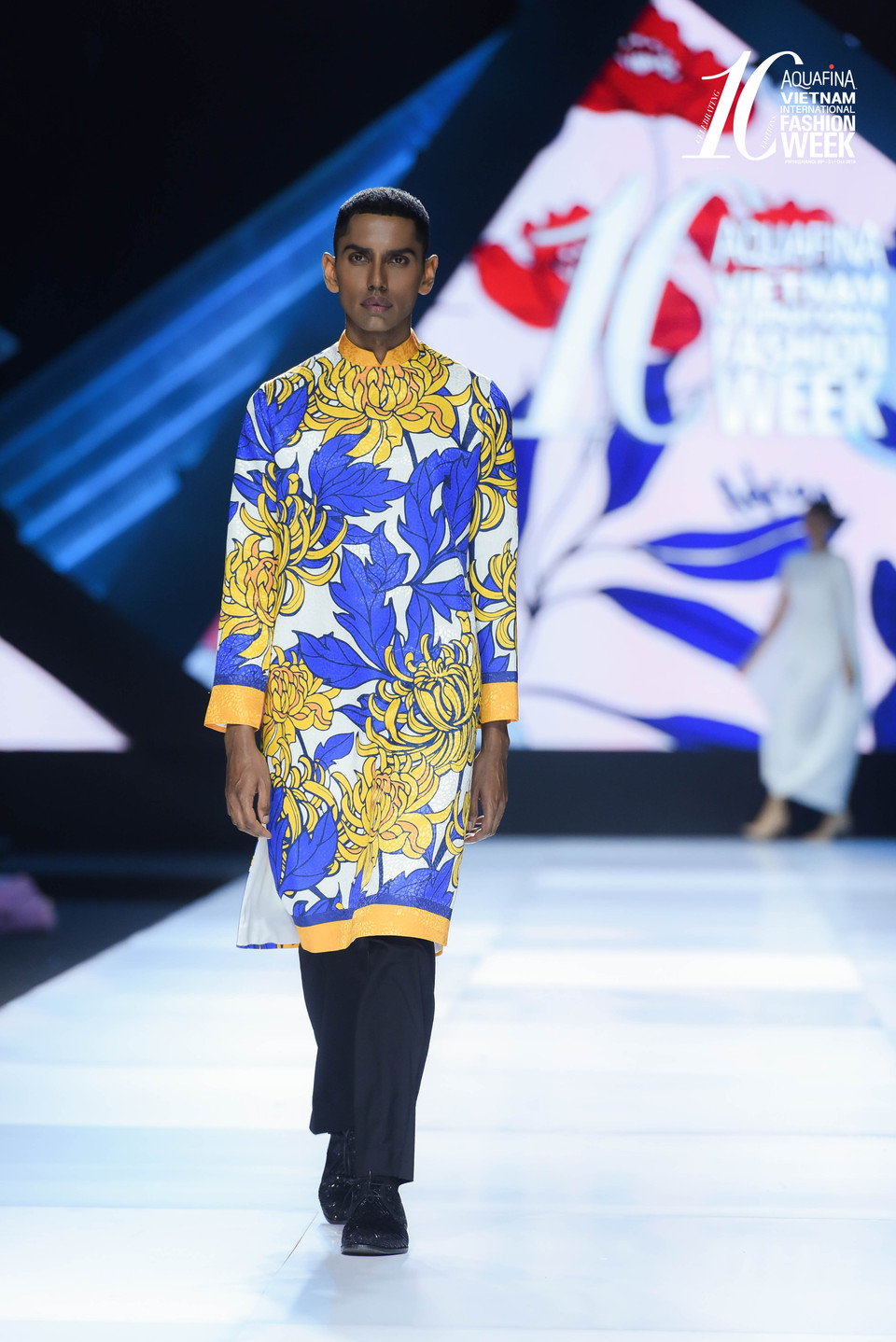 Nhà thiết kế Adrian Anh Tuấn lấy cảm hứng cho bộ sưu tập từ hai chuyến đi đến đất Phật đầy cảm xúc của mình: Một chuyến đi trong mùa Đông lên núi Yên Tử và một chuyến đi đến thành phố Phật giáo Luang Prabang nằm giữa hai nhánh sông Mê Kông và Nam Khan của nước Lào yên bình. (Ảnh: CTV/Vietnam+)