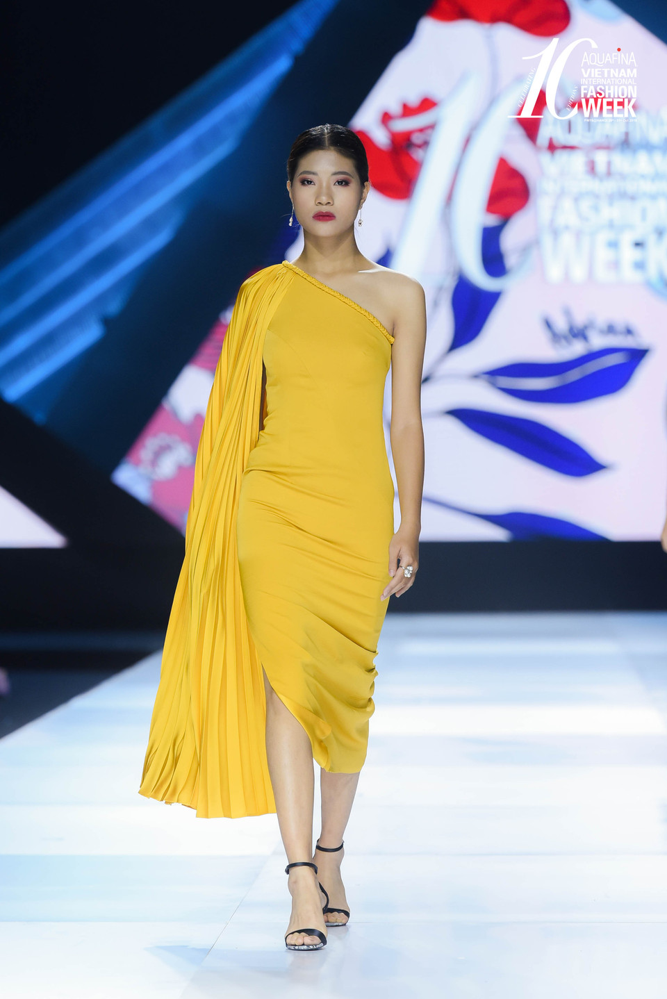 Thông qua bộ sưu tập lần này, nhà thiết kế Adrian Anh Tuấn mong muốn khán giả của anh cùng tham gia vào một hành trình tìm đến sự bình yên, và hy vọng tất cả mọi người sẽ được truyền một năng lượng tích cực nhất khi đến, và ra về với một cái tâm an bình nhất có thể. (Ảnh: CTV/Vietnam+)